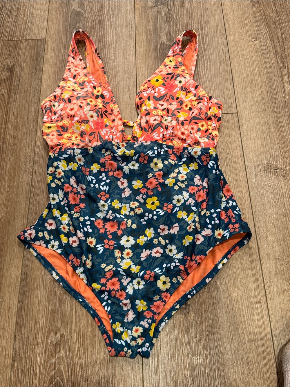 Women’s Palisades Beach Club Floral One-Piece Swimsuit in Coral & Navy